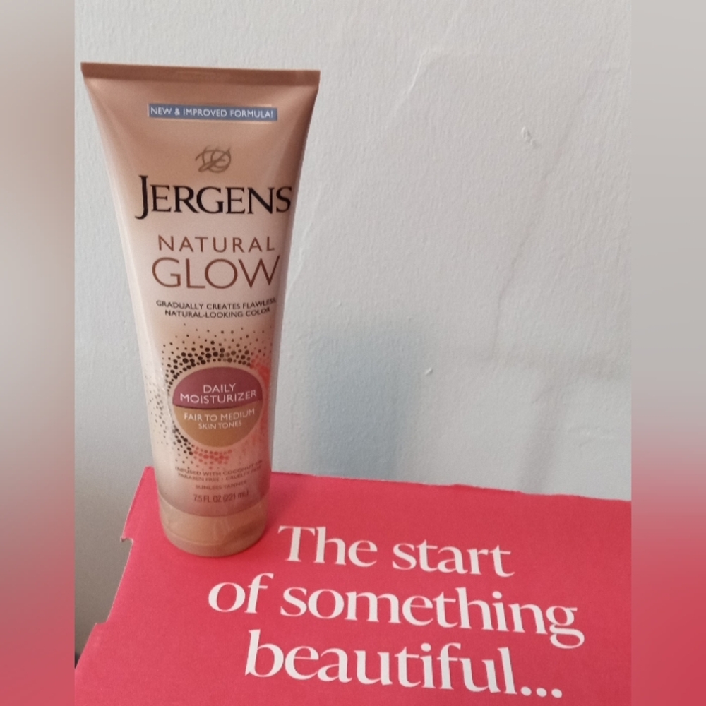 🌞*Brand New* Jergens Natural Glow Self Tanning Lotion and Moisturizer
